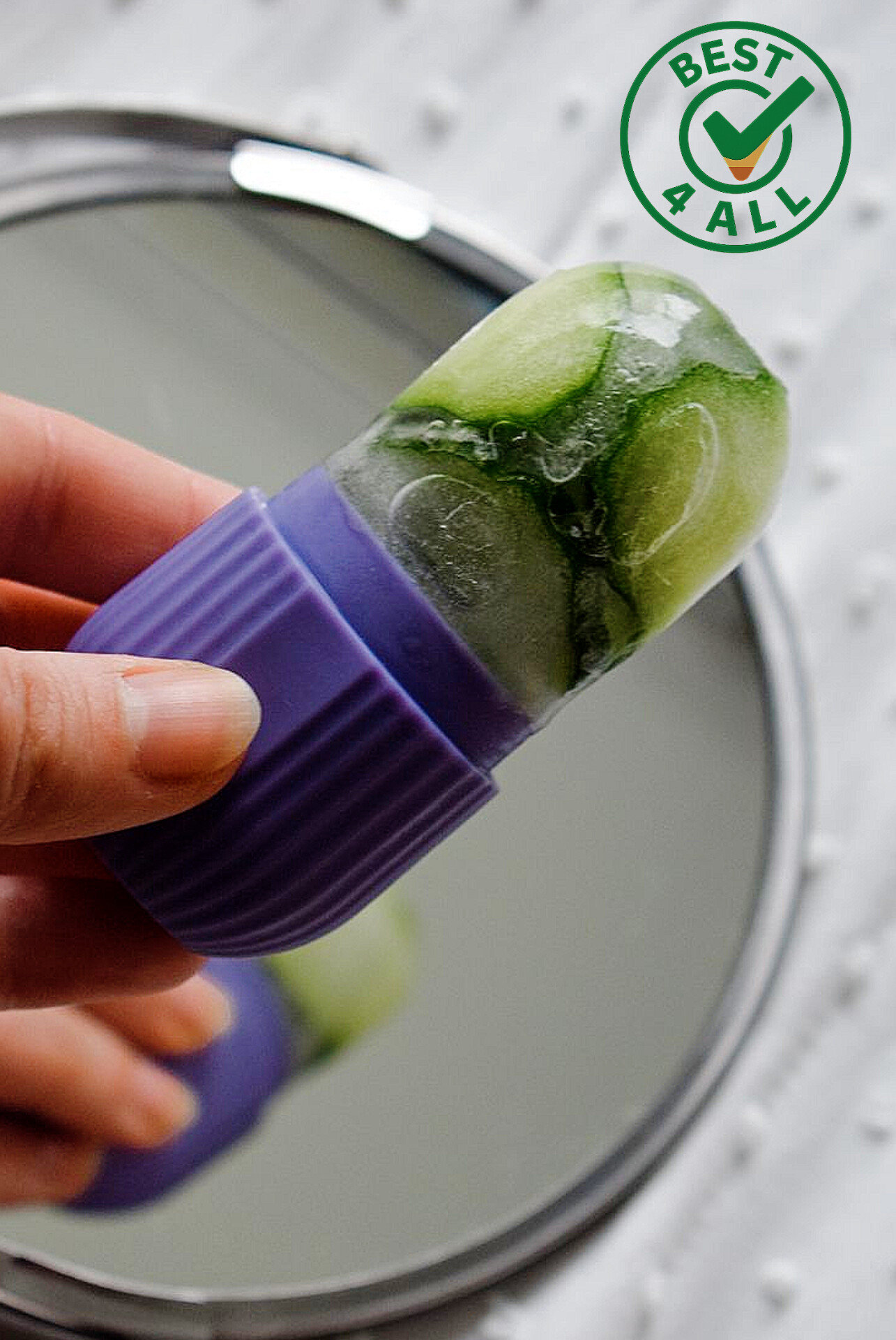 درمان ترک لب با ماساژ یخ و حفظ رطوبت پوست لبها